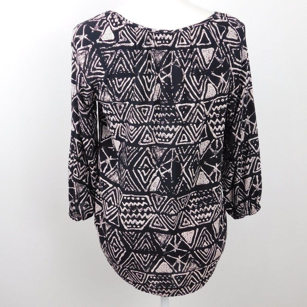 Mossimo black and white pull over blouse. - Picture 5 of 6